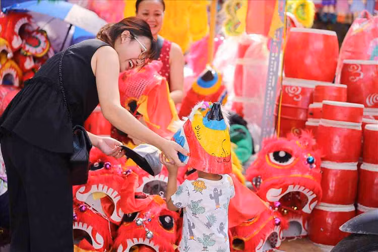 Đầu sư tử nhỏ (giá khoảng từ 30.000 - 50.000 đồng) vẫn gây được hứng thú cho các em nhỏ. Ảnh: Lao Động 