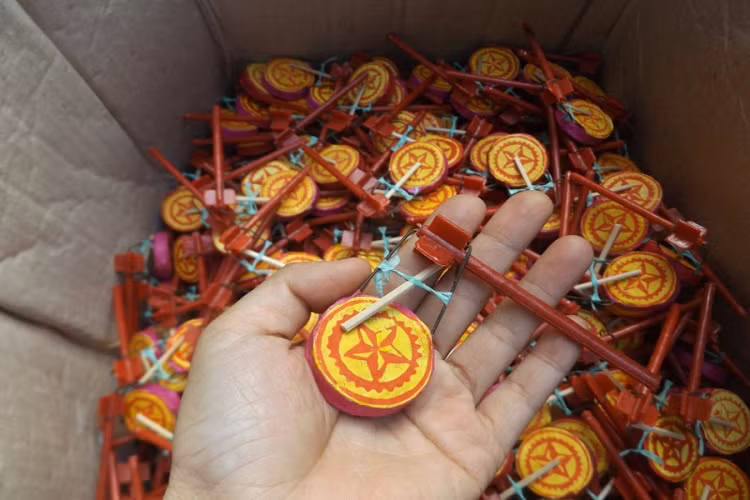 Trống bỏi, có tang trống nặn bằng đất sét, chỉ lớn hơn đồng xu. Sau khi phơi khô, hai mặt trống được bọc bằng giấy màu cho kín để tạo tiếng kêu đanh, gọn, vui tai, đặc trưng khi quay cán trống. Một chiếc trống bỏi hiện nay có giá 5.000 đồng, đây là món đồ chơi vừa rẻ, vừa thú vị đối với trẻ em trước đây. Ảnh: laodongthudo.vn