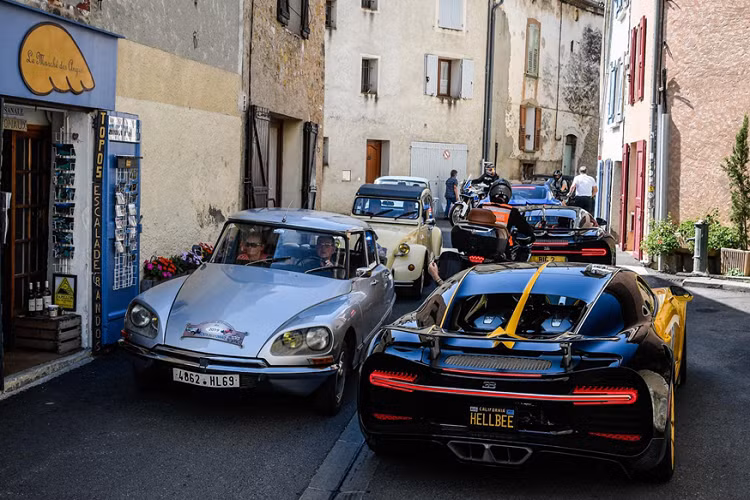 Là những siêu xe đầy hào nhoáng, dù xuất hiện ở bất cứ đâu, đoàn xe cũng nhận được sự chú ý của người dân và giới truyền thông. Việc cầm lái những siêu xe có sức mạnh trên 800 mã lực trong phố đông là một việc không dễ.