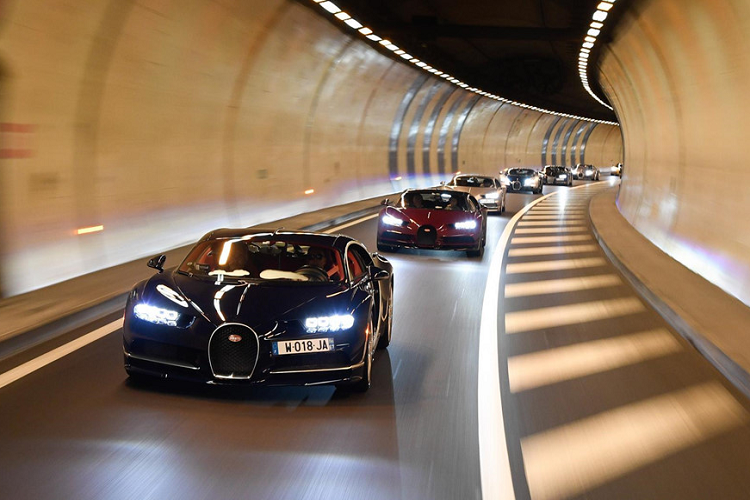 Trong "cơn lốc" sản xuất siêu SUV của các hãng xe lớn, Bugatti vẫn đứng ngoài cuộc khi trung thành với những chiếc siêu xe gầm thấp, bao gồm cả những bản mui trần. Lưới tản nhiệt hình lồng chim của Bugatti giúp nó không bị hòa lẫn ở bất cứ đâu.