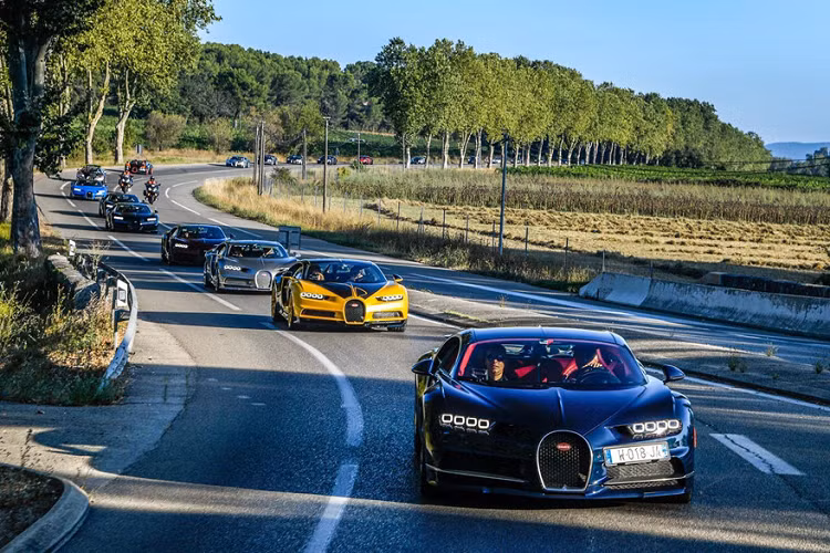 Hàng tỷ USD di chuyển trên đường. Những siêu xe Bugatti đẹp nhất và mạnh bậc nhất thế giới. Cảnh tượng không dễ bắt gặp đã được tạo nên bởi hàng dài siêu xe Bugatti.