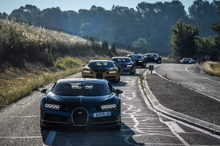 Bugatti được coi là "hãng xe của những kỷ lục" khi sở hữu những siêu xe đắt nhất thế giới (Bugatti La Voiture Noire - 19 triệu USD) và nhanh nhất thế giới (siêu xe Bugatti Chiron - 483 km/h). 