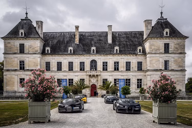 Ở thời điểm thành lập năm 1909, trụ sở Bugatti đặt tại Molsheim, Pháp (khi đó thuộc chủ quyền của Đức). Mục tiêu ngay từ khi thành lập công ty của Ettore Bugatti là chế tạo ra những chiếc xe nhanh nhất, đặc biệt nhất, là sự kết hợp giữa cơ khí và thời trang. Tôn chỉ này đã được giữ nguyên trong suốt hơn 100 năm lịch sử của hãng. 