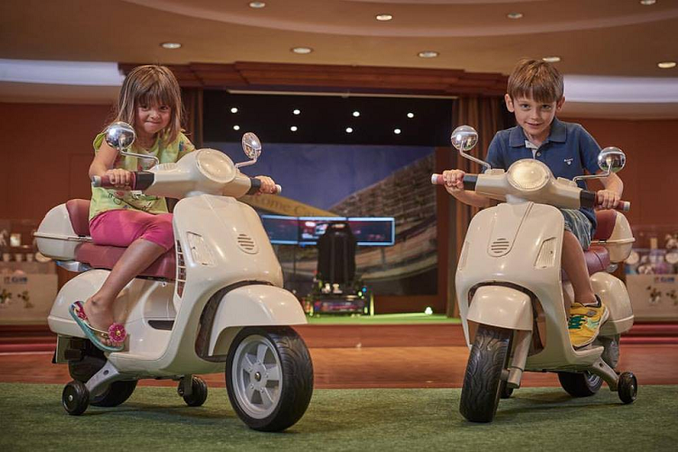 Hãng SIP Scootershop thành lập 1996, có trụ sở tại Đức là hãng chuyên cung cấp phụ tùng, phụ kiện Vespa nổi tiếng thế giới.