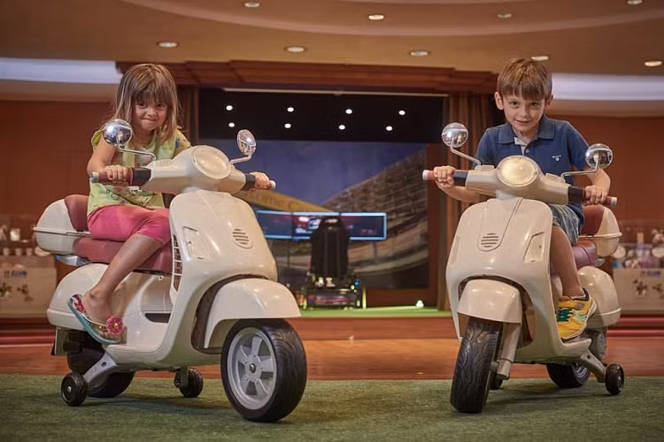 Hãng SIP Scootershop thành lập 1996, có trụ sở tại Đức là hãng chuyên cung cấp phụ tùng, phụ kiện Vespa nổi tiếng thế giới.