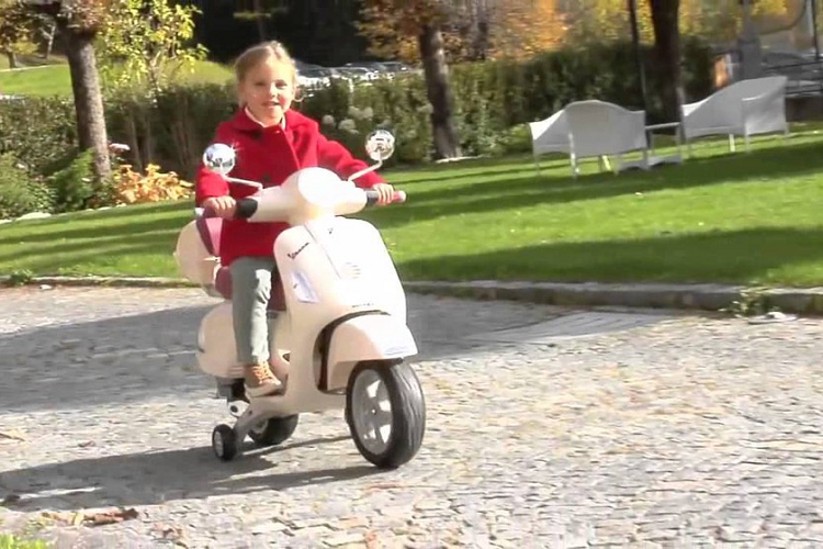 Chiếc xe điện mini này cung cấp rất nhiều khả năng tương tác: âm thanh động cơ, đèn trước, đèn báo, còi. Khung xe với sàn kín, lốp cao su, gương chiếu hậu và hộp đựng găng tay.