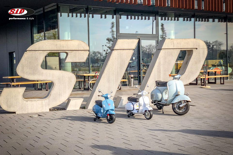 Về thiết kế, mẫu xe điện mini PEG-PEREGO Vespa này dựa trên thiết kế của xe tay ga Vespa. Có nhiều thiết kế như: Vespa GTS 300 Super, Granturismo v.v.