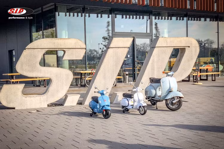 Về thiết kế, mẫu xe điện mini PEG-PEREGO Vespa này dựa trên thiết kế của xe tay ga Vespa. Có nhiều thiết kế như: Vespa GTS 300 Super, Granturismo v.v.