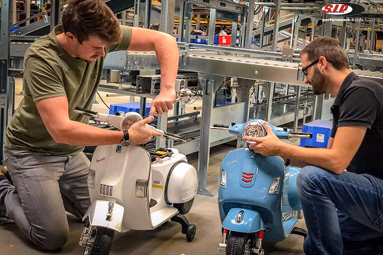  Xe ga PEG-PEREGO Vespa chạy điện dành cho trẻ em, lấy cảm hứng thiết kế từ những chiếc xe máy tay ga Vespa phong cách cổ điển của Ý, nổi tiếng khắp thế giới.