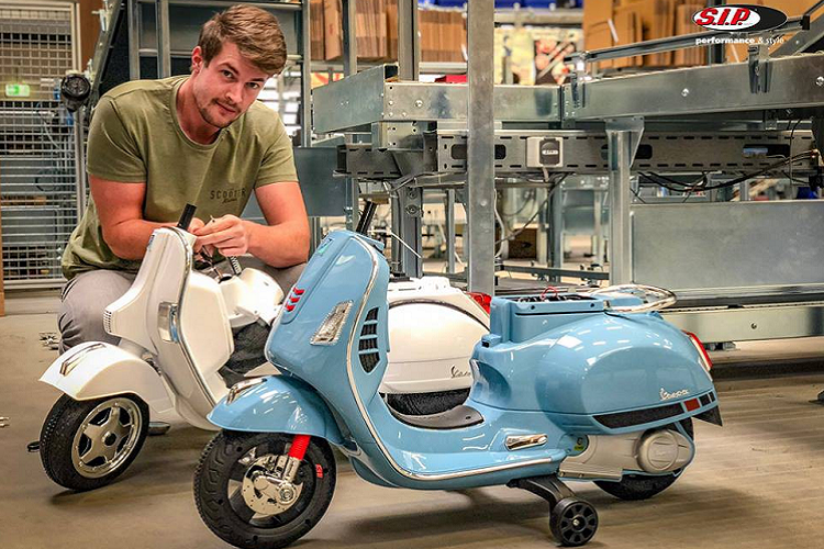 Xe trang bị bộ pin 12V, tốc độ tối đa 4km/h. Mỗi lần sạc đầy có thể di chuyển trong 1 giờ. Xe còn trang bị cổng USB, khe cắm thẻ Micro SD và khả năng chơi nhạc MP3.