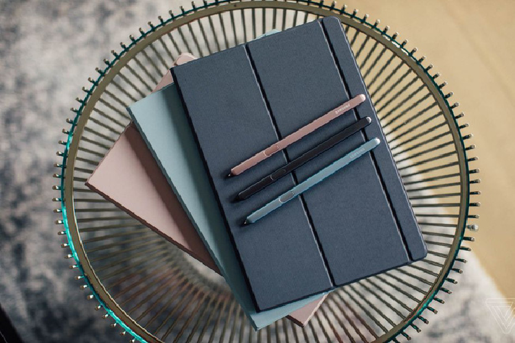 Lật mặt sau, ta có thể thấy camera kép, một có góc nhìn thường và một góc siêu rộng (123 độ), và một rãnh có nam châm để đặt bút S-Pen. Giống như iPad Pro, Galaxy Tab S6 sẽ tự động sạc không dây cho bút mỗi khi người dùng đặt vào vào khe nam châm, bớt cho người dùng một thiết bị phải sạc.