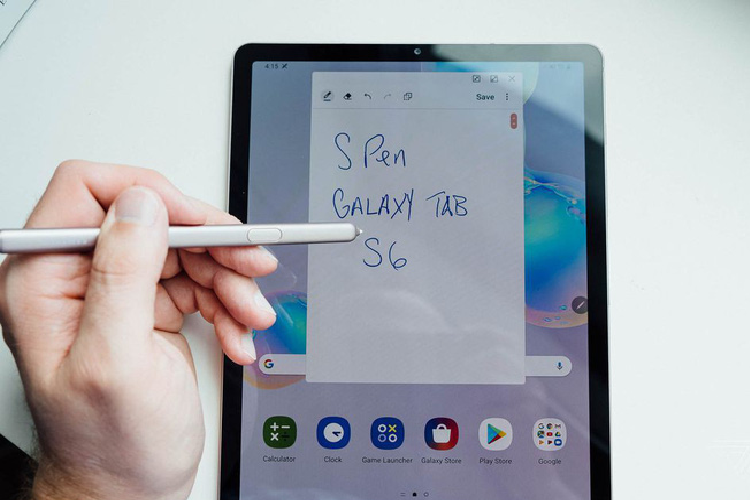 Về âm thanh, Tab S6 được trang bị hệ thống 4 loa với 2 chiếc ở mỗi bên để tạo hiệu ứng stereo. Điều khiển tất cả mọi thứ là vi xử lý Snapdragon 855, kèm viên pin lớn 7040mAh có thể cấp nguồn sử dụng trong vòng 15 tiếng.