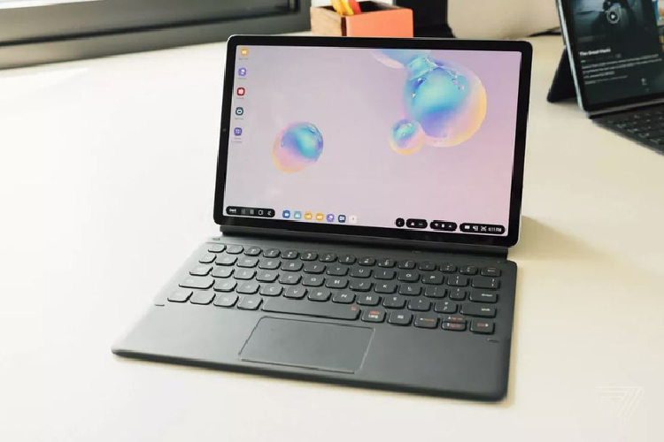 Hãng cũng đã từ bỏ hệ thống nhận diện khuôn mặt, thay vào đó trang bị một cảm biến vân tay ở dưới màn hình. Máy có độ mỏng và cân nặng rất ấn tượng: 5.7mm và 420g.