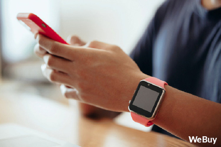 Tuy nhiên, cũng như bao món đồ rẻ tiền khác mà WeBuy từng review, chiếc đồng hồ thông minh này quả thực chỉ đẹp trên lý thuyết thôi, chứ nghịch độ 20 phút là thấy chán ngay. Chiếc đồng hồ đang được bán với giá 132k trên Shopee, nếu đúng đợt sale thì còn giảm mạnh hơn nữa. 
