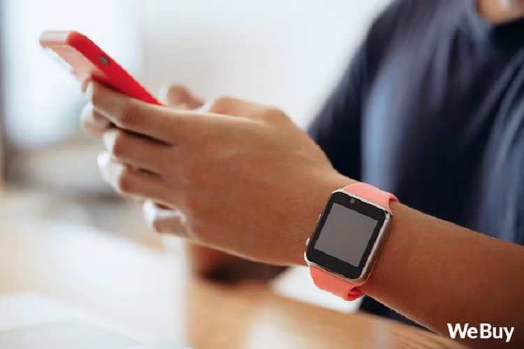 Tuy nhiên, cũng như bao món đồ rẻ tiền khác mà WeBuy từng review, chiếc đồng hồ thông minh này quả thực chỉ đẹp trên lý thuyết thôi, chứ nghịch độ 20 phút là thấy chán ngay. Chiếc đồng hồ đang được bán với giá 132k trên Shopee, nếu đúng đợt sale thì còn giảm mạnh hơn nữa. 