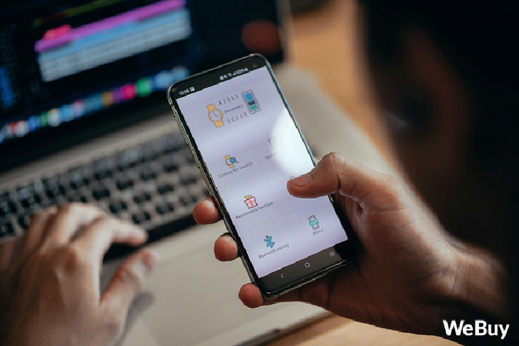 Camera đúng là dùng được nhưng độ phân giải chỉ ở mức 320x240 pixel quá thấp, cộng thêm góc chụp siêu hẹp nên căng tay ra hết cỡ cũng chỉ nhìn thấy mỗi cái bản mặt. Đã thế, camera còn nằm dưới màn hình nên lúc bấm nút chụp là ngón tay che hết chẳng nhìn thấy gì nữa. Ứng dụng điều khiển trên smartphone thì siêu cơ bản, chỉ có tính năng tìm kiếm đồng hồ là hữu ích, còn lại chẳng có tác dụng gì. 