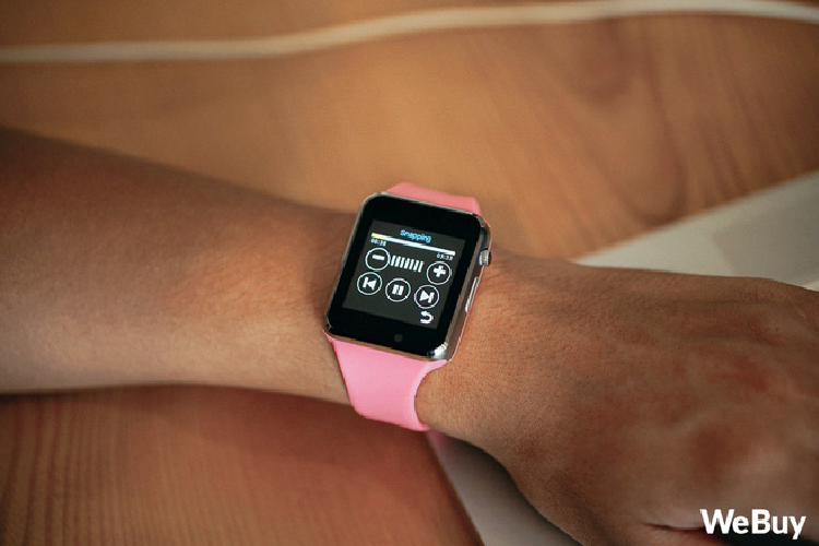 Được cái là các tính năng chính như nghe gọi, nhắn tin, kết nối với smartphone đều dùng được. Tuy nhiên, loa ngoài của sản phẩm quá bé, phải dí vào tai mới nghe đủ và gõ được một đoạn văn bản ngắn thôi cũng mất tới cả chục phút. 