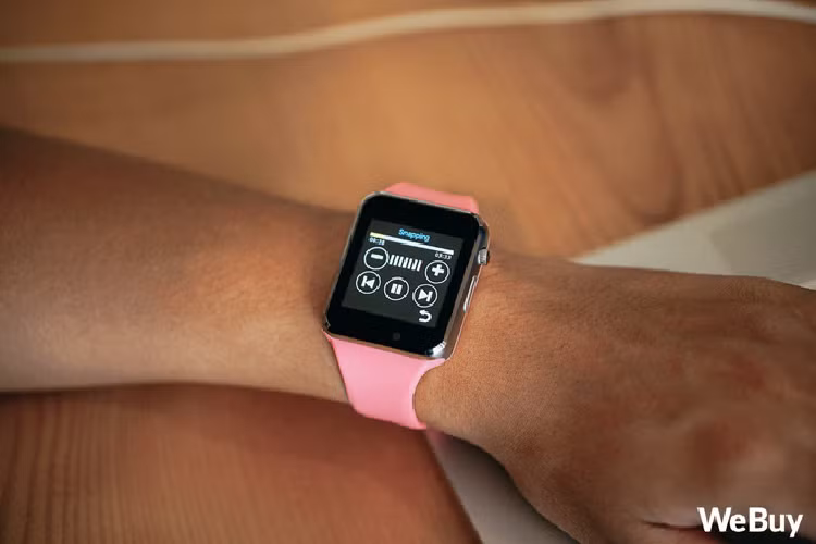 Được cái là các tính năng chính như nghe gọi, nhắn tin, kết nối với smartphone đều dùng được. Tuy nhiên, loa ngoài của sản phẩm quá bé, phải dí vào tai mới nghe đủ và gõ được một đoạn văn bản ngắn thôi cũng mất tới cả chục phút. 