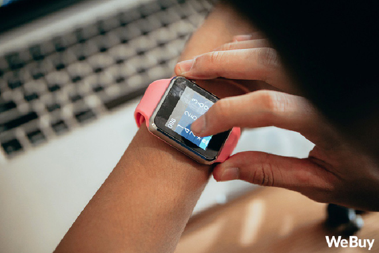 Menu chính cũng là dạng bong bóng như Apple Watch nhưng đơn giản hơn nhiều.