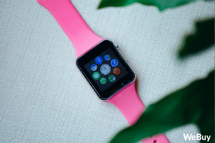 Nền tảng bên trong không khác gì một chiếc feature phone Trung Quốc từ chục năm trước với giao diện chính được làm lại một chút để phù hợp với màn hình cảm ứng.