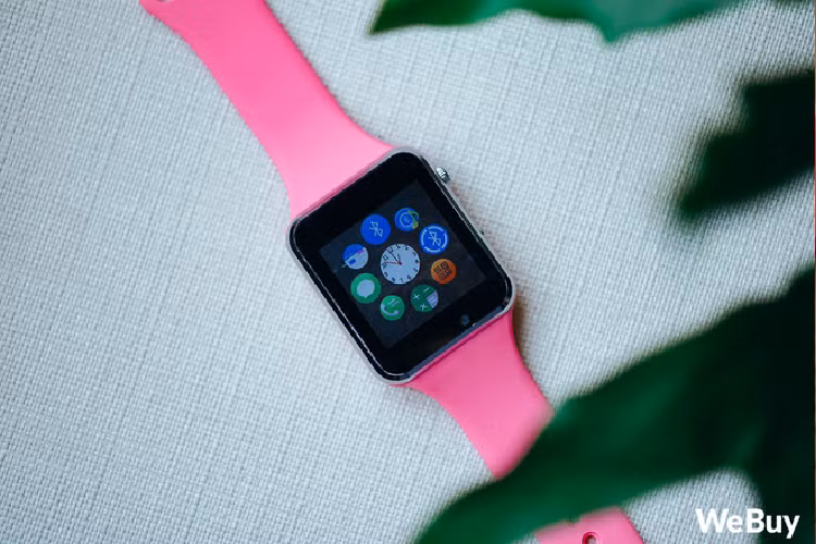 Nền tảng bên trong không khác gì một chiếc feature phone Trung Quốc từ chục năm trước với giao diện chính được làm lại một chút để phù hợp với màn hình cảm ứng.