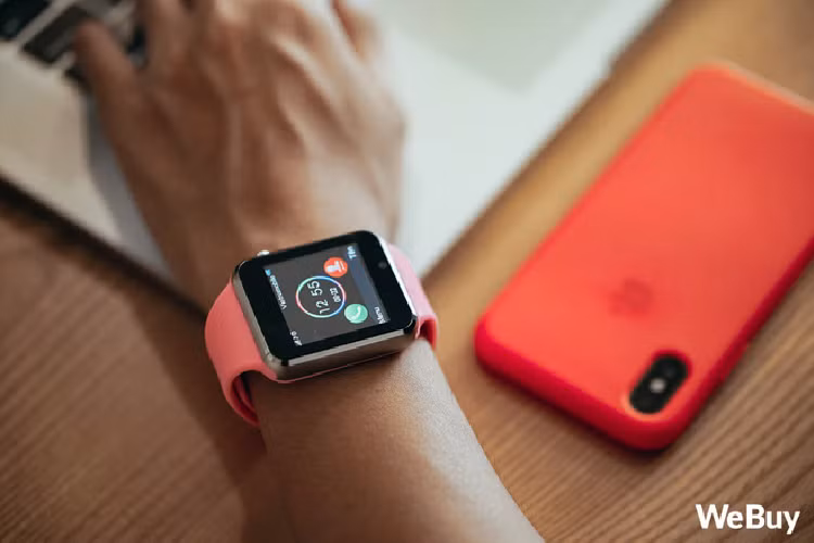 Nhìn thoáng qua chiếc smartwatch cho trẻ em trông cũng giống Apple Watch đấy nhưng lại toát ra sự rẻ tiền từ tấm nền màn hình, phần viền gia công không kĩ lắm và một cái "nốt ruồi" bé xinh chính là camera. 