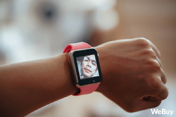 Nếu kết nối với smartphone, chiếc đồng hồ còn biến thành loa không dây được luôn. 