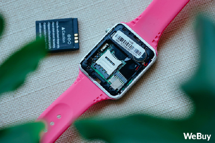Tháo nắp lưng ra, bạn sẽ thấy viên pin dung lượng 380mAh bé xíu, đủ dùng trong khoảng 1 - 2 ngày tùy cách kết nối. Phía dưới là khe cắm thẻ SIM cỡ to và khe cắm thẻ nhớ MicroSD. Kết luận của WeBuy về sản phẩm này rất đơn giản: Đừng mua dù rẻ đến mấy. Chắc chắn bạn sẽ không dám đeo chiếc đồng hồ giá rẻ này trên tay. Dùng dở, các tính năng để cho có và chỉ hợp làm đồ chơi cho trẻ con trong vài ngày là thấy chán rồi.