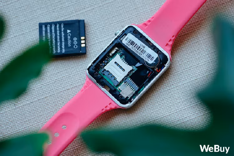 Tháo nắp lưng ra, bạn sẽ thấy viên pin dung lượng 380mAh bé xíu, đủ dùng trong khoảng 1 - 2 ngày tùy cách kết nối. Phía dưới là khe cắm thẻ SIM cỡ to và khe cắm thẻ nhớ MicroSD. Kết luận của WeBuy về sản phẩm này rất đơn giản: Đừng mua dù rẻ đến mấy. Chắc chắn bạn sẽ không dám đeo chiếc đồng hồ giá rẻ này trên tay. Dùng dở, các tính năng để cho có và chỉ hợp làm đồ chơi cho trẻ con trong vài ngày là thấy chán rồi.