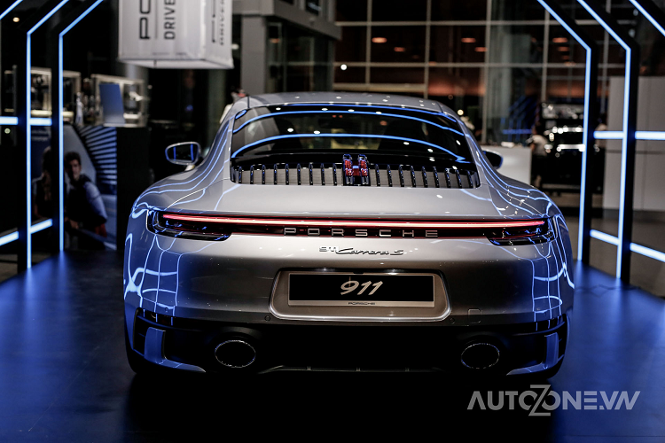 Phía sau là cụm đồng hổ hiển thị với hai màn hình 7 inch độ phân giải cao. Cùng với đó là màn hình kĩ thuật số hiển thị tốc độ, cần sang số, nhật ký hành trình… Ghế ngồi trên Porsche 911 Carrera S mới có thiết kế thể thao, bọc da cao cấp và tích hợp chỉnh điện. Ghế lái chỉnh 14 hướng, tích hợp logo Porsche ở khu vực tựa đầu.