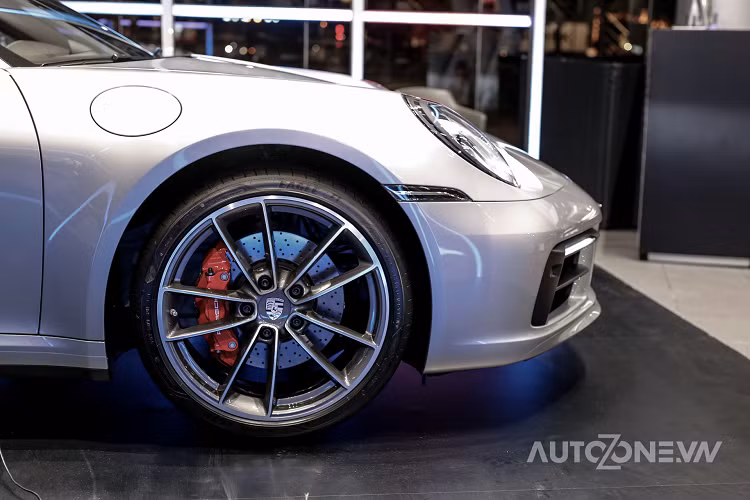 Các chi tiết như ống xả, cản va, hốc gió đề được tinh chỉnh. Bên cạnh đó, nắp động cơ phía trên cũng được thiết kế lại với những thanh dọc cùng đèn báo phanh ấn tượng hơn. Trong khi đó, không gian nội thất của 911 Carrera S mới cũng rộng rãi hơn. Khu vực ca-bin nổi bật với cách bố trí các chi tiết ấn tượng, vừa cổ điển vừa hiện đại. Vô lăng thể thao 3 chấu, bọc da láng cao cấp, tích hợp logo Porsche nổi bật ở trung tâm.