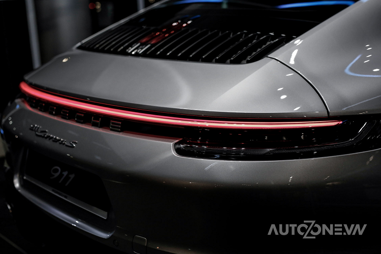 Cụm cần số là thay đổi dễ nhận thấy nhất với thiết kế mới nhỏ gọn. Tuy nhiên, thiết kế này phần nào làm giảm chất thể thao vốn có trên xe thể thao huyền thoại của Porsche như 911. Chiếc Porsche 911 về Việt Nam thuộc phiên bản 911 Carrera S, được xem là có khả năng vận hành mạnh mẽ khi sử dụng khối động cơ phẳng 6 xi lanh tăng áp sản sinh công suất 450 mã lực, mô men xoắn cực đại 530 Nm, mạnh hơn 30 mã lực so với thế hệ tiền nhiệm.