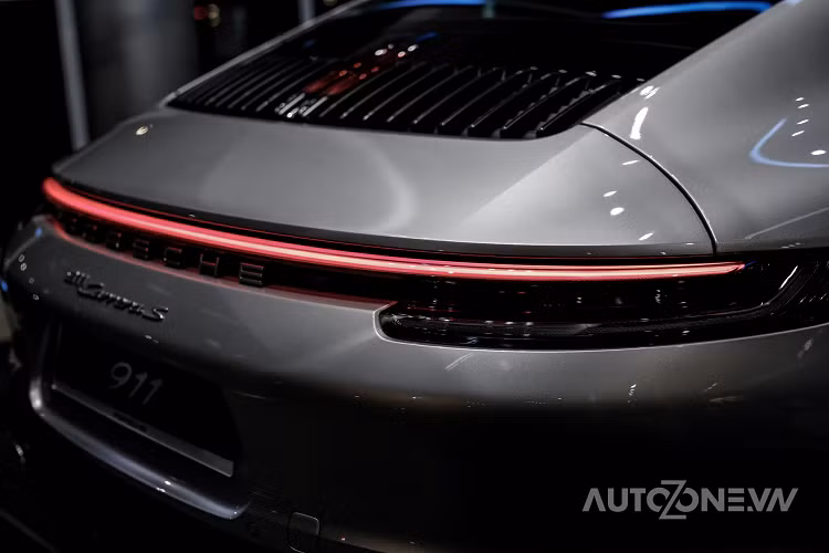 Cụm cần số là thay đổi dễ nhận thấy nhất với thiết kế mới nhỏ gọn. Tuy nhiên, thiết kế này phần nào làm giảm chất thể thao vốn có trên xe thể thao huyền thoại của Porsche như 911. Chiếc Porsche 911 về Việt Nam thuộc phiên bản 911 Carrera S, được xem là có khả năng vận hành mạnh mẽ khi sử dụng khối động cơ phẳng 6 xi lanh tăng áp sản sinh công suất 450 mã lực, mô men xoắn cực đại 530 Nm, mạnh hơn 30 mã lực so với thế hệ tiền nhiệm.