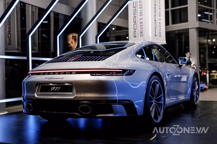 Ngoài ra, ở thế hệ mới, Porsche 911 Carrera S cũng được bổ sung nhiều tính năng an toàn. Trong đó, nổi bật nhất là chế độ lái trên mặt đường ướt của Porsche (Porsche Wet Mode), giúp xe di chuyển ổn định hơn trên những cung đường ướt – đây là công nghệ lần đầu tiên được áp dụng trên Porsche 911. Theo thông tin từ Porsche Việt Nam, 911 Carrera S tại Việt Nam có giá bán 6,91 tỉ đồng cho bản tiêu chuẩn. Riêng chiếc 911 Carrera S với những trang bị đặt riêng có giá 9,592 tỉ đồng.