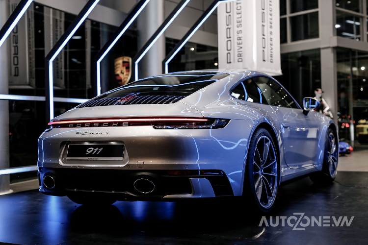 Cụm đèn pha thiết kế mới “ngầu” hơn, các khe hút gió được thay đổi, đồng thời tích hợp ở cạnh trên là dải đèn định vị ban ngày công nghệ LED được bố trí nằm ngang và mảnh. Bên cạnh đó, nắp ca-pô cũng được tinh chỉnh với những đường gân dập nổi, cản va trước sắc cạnh.