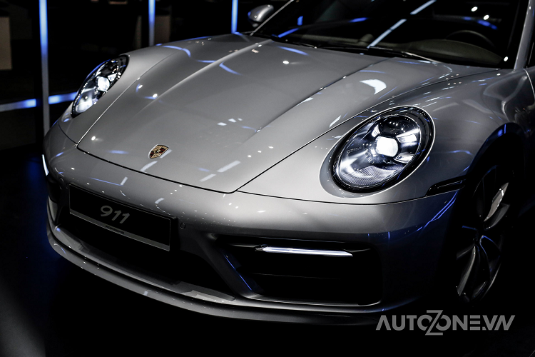 Với khối động cơ này, kết hợp cùng là hộp số PDK 8 cấp danh tiếng và hệ dẫn động cầu sau, 911 Carrera S thế hệ mới sở hữu khả năng tăng tốc ấn tượng hơn, từ 0-100 km/giờ chỉ trong vòng 3.5 giây, trước khi đạt tốc độ tối đa 308 km/giờ.