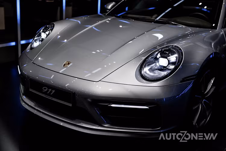 Với khối động cơ này, kết hợp cùng là hộp số PDK 8 cấp danh tiếng và hệ dẫn động cầu sau, 911 Carrera S thế hệ mới sở hữu khả năng tăng tốc ấn tượng hơn, từ 0-100 km/giờ chỉ trong vòng 3.5 giây, trước khi đạt tốc độ tối đa 308 km/giờ.