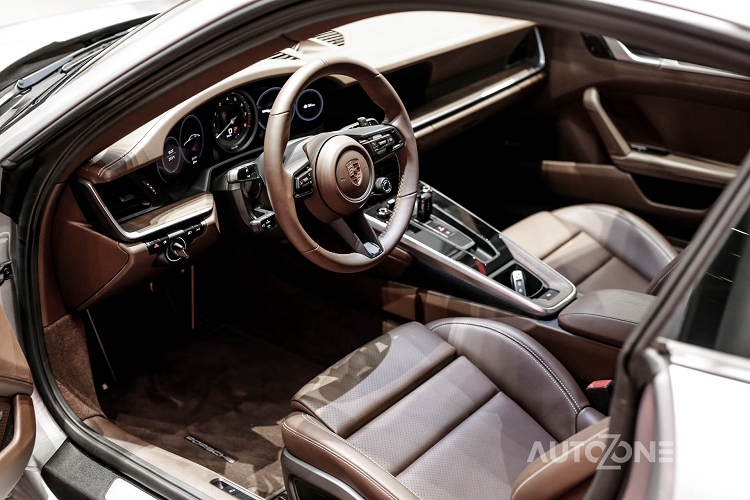 Nhìn từ bên hông, 911 Carrera S mới nổi bật với bộ mâm Carrera Classic thiết kế 5 chấu kép mỏng và tương phản, kích thước trước/sau lần lượt 20 và 21 inch. Cùng với đó là gá kẹp phanh đúc nhôm nguyên khối màu đỏ bắt mắt. Đuôi xe cũng được thay đổi đôi chút với cụm đèn hậu thiết kế “siêu mỏng”và nối hai bên, tương tự mẫu xe điện Mission E.