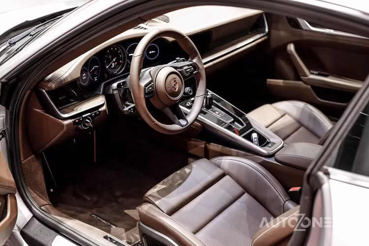 Nhìn từ bên hông, 911 Carrera S mới nổi bật với bộ mâm Carrera Classic thiết kế 5 chấu kép mỏng và tương phản, kích thước trước/sau lần lượt 20 và 21 inch. Cùng với đó là gá kẹp phanh đúc nhôm nguyên khối màu đỏ bắt mắt. Đuôi xe cũng được thay đổi đôi chút với cụm đèn hậu thiết kế “siêu mỏng”và nối hai bên, tương tự mẫu xe điện Mission E.