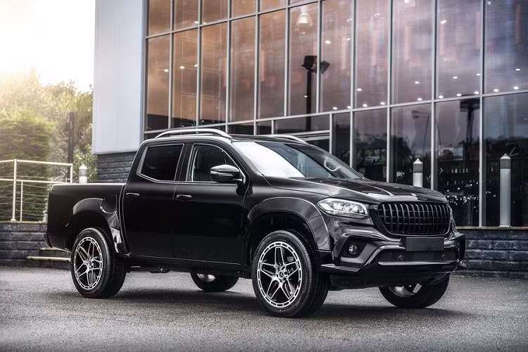 Chiếc bán tải Mercedes-Benz X-Class tay lái nghịch này đang được hãng độ Anh rao bán với giá 54.999 bảng Anh (tương đương khoảng 1,59 tỷ đồng), gọi là xe cũ nhưng chủ sở hữu trước đó của chiếc xe mới chỉ đi được quãng đường 163 km (thông tin trên mặt đồng hồ).