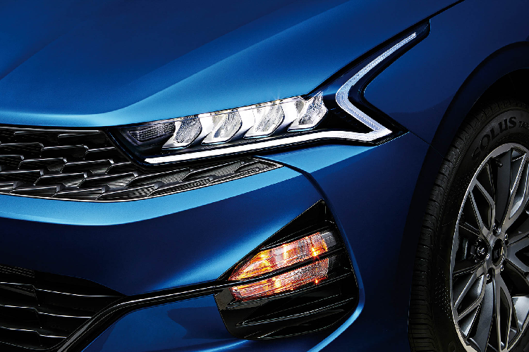 Từ phía sau, Optima mới mang cụm đèn hậu LED trải dài sắc nét hơn tương tự như Sonata thế hệ mới. Để tăng sự thể thao, Kia không quên trang bị một cánh lướt gió liền thân cho Optima. Tùy thuộc vào phiên bản, Optima sẽ đi cùng với “dàn chân” lắp mâm 16 – 19 inch