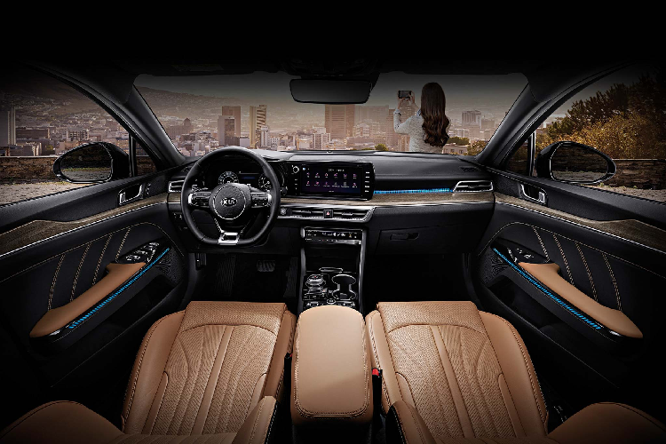 Những thay đổi bên trong Kia Optima mới mang tính cách mạng, nếu che logo “Kia” sẽ rất dễ nhầm lẫn với các dòng xe sang. Bảng táp-lô thiết kế đa tầng, vô lăng thể thao, bố cục hài hoà giữa hệ thống thông tin giải trí màn hình cảm ứng 10,25 inch bên cạnh màn hình cụm công cụ kỹ thuật số 12,3 inch.