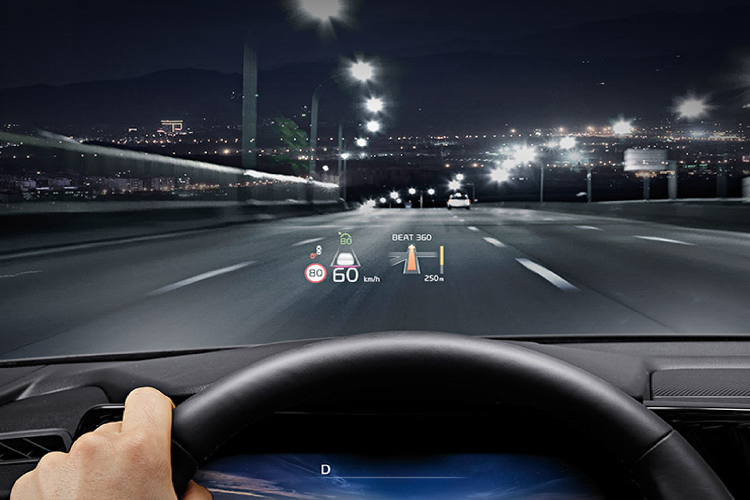 Hàng loạt các “đồ chơi” tiện nghi và giải trí có mặt trên Optima bao gồm: Đèn ambilight, màn hình (HUD) 8 inch, chìa khóa kỹ thuật số như Sonata thế hệ mới, hệ thống âm thanh Bose 12 loa và hơn thế nữa.