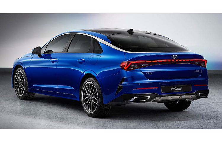 Tương tự như “người anh em” Hyundai Sonata, Kia Optima mới mang phong cách fastback thể thao, phần đầu xe là điểm nhấn ấn tượng nhất với các hốc gió và đèn pha đầy sự hấp dẫn, thiết kế tuy mang góc cạnh nhưng vẫn không đánh mất sự hài hoà gợi cảm của một chiếc sedan. Bên cạnh lưới tản nhiệt hình chữ nhật tạo hình mũi hổ đặc trưng của Kia.