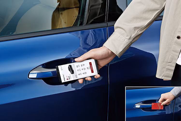 Chia sẻ từ Sonata, Optima có thêm tính năng Blind-spot View Monitor (BVM) - màn hình quan sát điểm mù, tính năng này sẽ hiển thị hình ảnh xe bên trong vùng điểm mù để giám sát các khu vực mà gương chiếu hậu vật lý không thể nhìn thấy thông qua camera, và hiển thị ngay đồng hồ hỗ trợ lái tương tự Sonata mới.