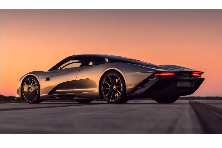 Về động cơ, McLaren Speedtail sử dụng khối máy V8 4.0 lít Twin-Turbo với công nghệ ga – điện hybrid, kết hợp cùng một mô-tơ điện. Cấu hình mang tới sức mạnh tổng hợp 1.055 mã lực và 1.150 Nm, cho khả năng tăng tốc từ 0 lên 96 km/h chỉ trong 2,5 giây, chạm mốc 300 km/h trong 13 giây trước khi đạt tới vận tốc đối đa 403 km/h.