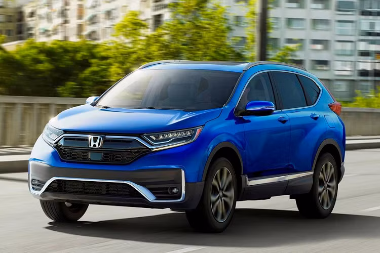 Ở phiên bản mới, Honda CR-V 2020 mới đã thay đổi khá nhiều về ngoại hình. Phần chrome đen với viền chrome sáng kết hợp ở lưới tản nhiệt và kéo dài qua cụm đèn pha tạo cảm giác mới mẻ. Cản trước của xe cũng thay đổi.