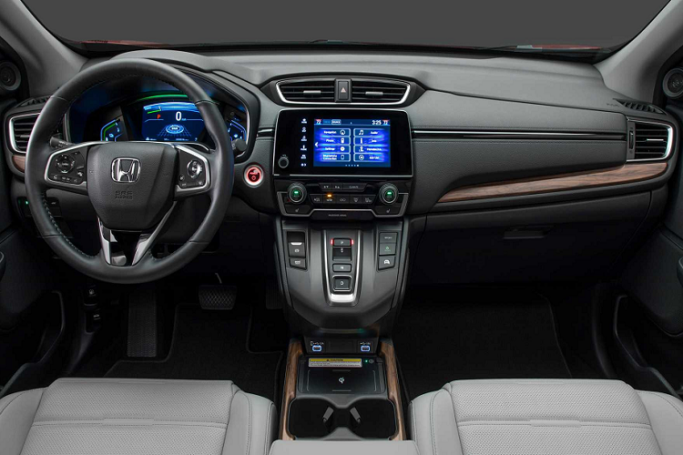 Mặt trước sử dụng ốp nhựa đen và nhấn nhá với viền chrome sáng vuốt vòm qua cụm đèn sương mù, tạo kết cấu dạng khối cho mẫu CUV đắt khách này. Phiên bản Hybrid ngoài logo dán sau xe, còn có logo Honda viền xanh ở đầu để phân biệt.