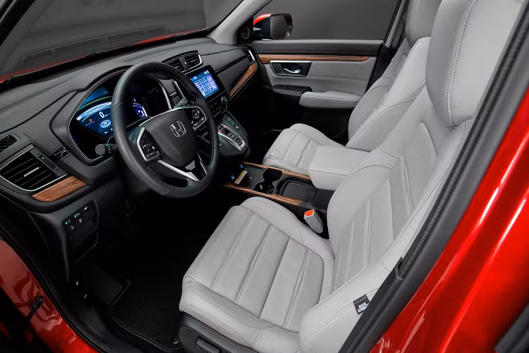 Chiếc xe SUV Honda CR-V Hybrid phiên bản mới có một sự cải tiến lớn và hữu dụng trong nội thất. Đó chính là việc thay cần số trên bệ táp lô bằng nút bấm chuyển số (giống như trên các dòng xe đàn anh Pilot và Accord). Nhờ đó, nội thất xe gọn gàng hơn, việc chuyển số của tài xế trông cũng "thanh lịch" hơn. Đây cũng là mong mỏi từ lâu của những khách hàng đang sở hữu Honda CR-V 2019.