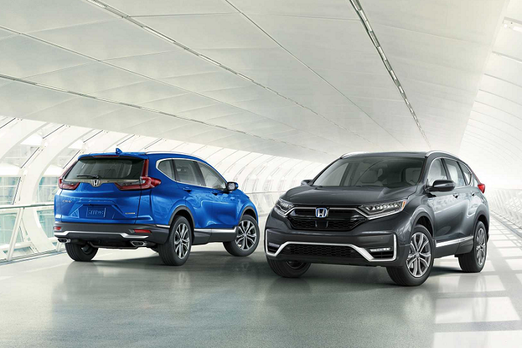 Từ phía sau, cụm đèn hậu hình chữ “L” được giữ lại, cản sau sẽ được thay đổi nhẹ nhàng, đặc biệt cụm ống xả hình oval đặt thấp hơn.